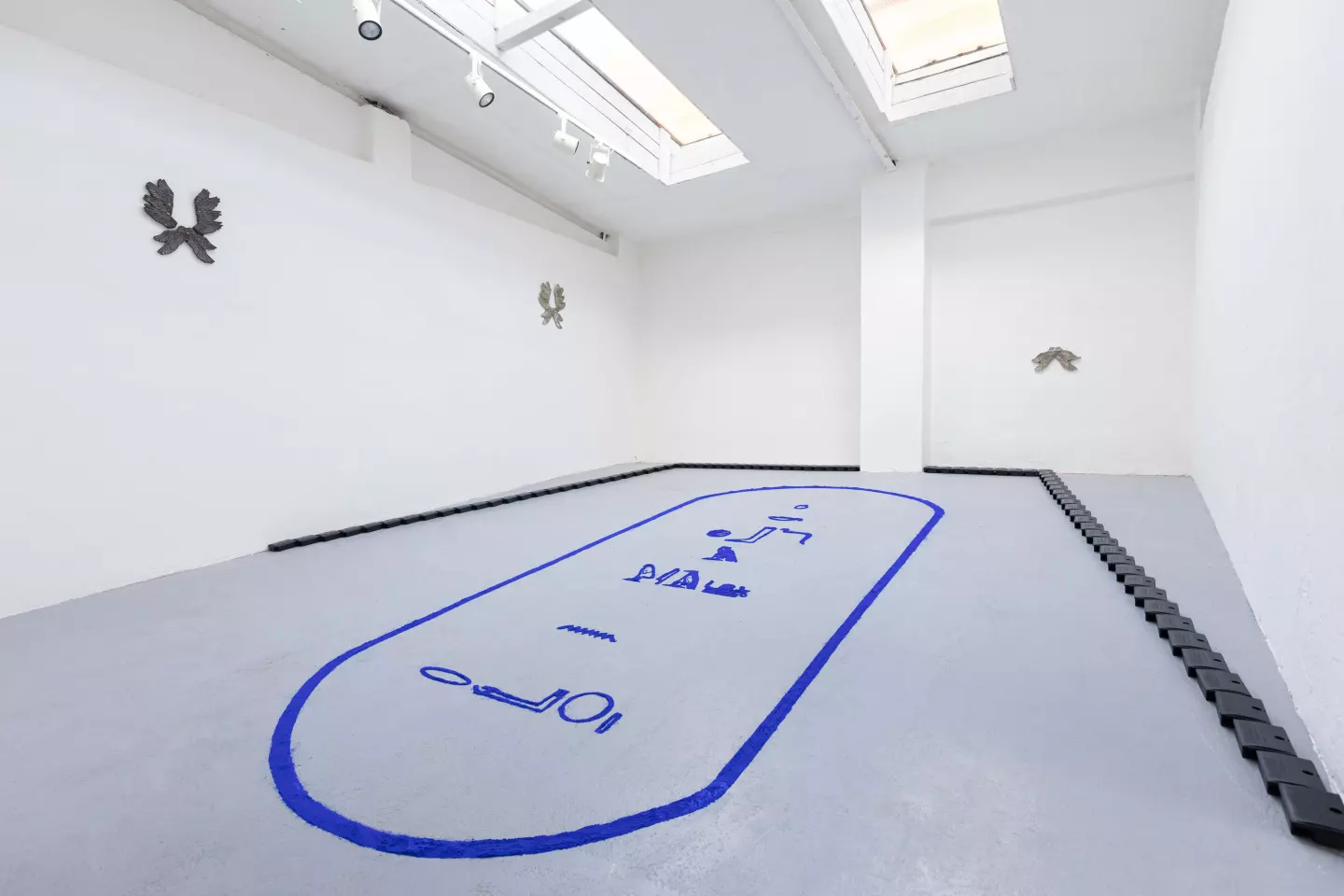 Céline Struger, Pylon, 2024, installation, blue pigment, rat traps, dimensions variable (350 × 180 cm) + Seraphim, 2024, pewter/tin cast, various sizes