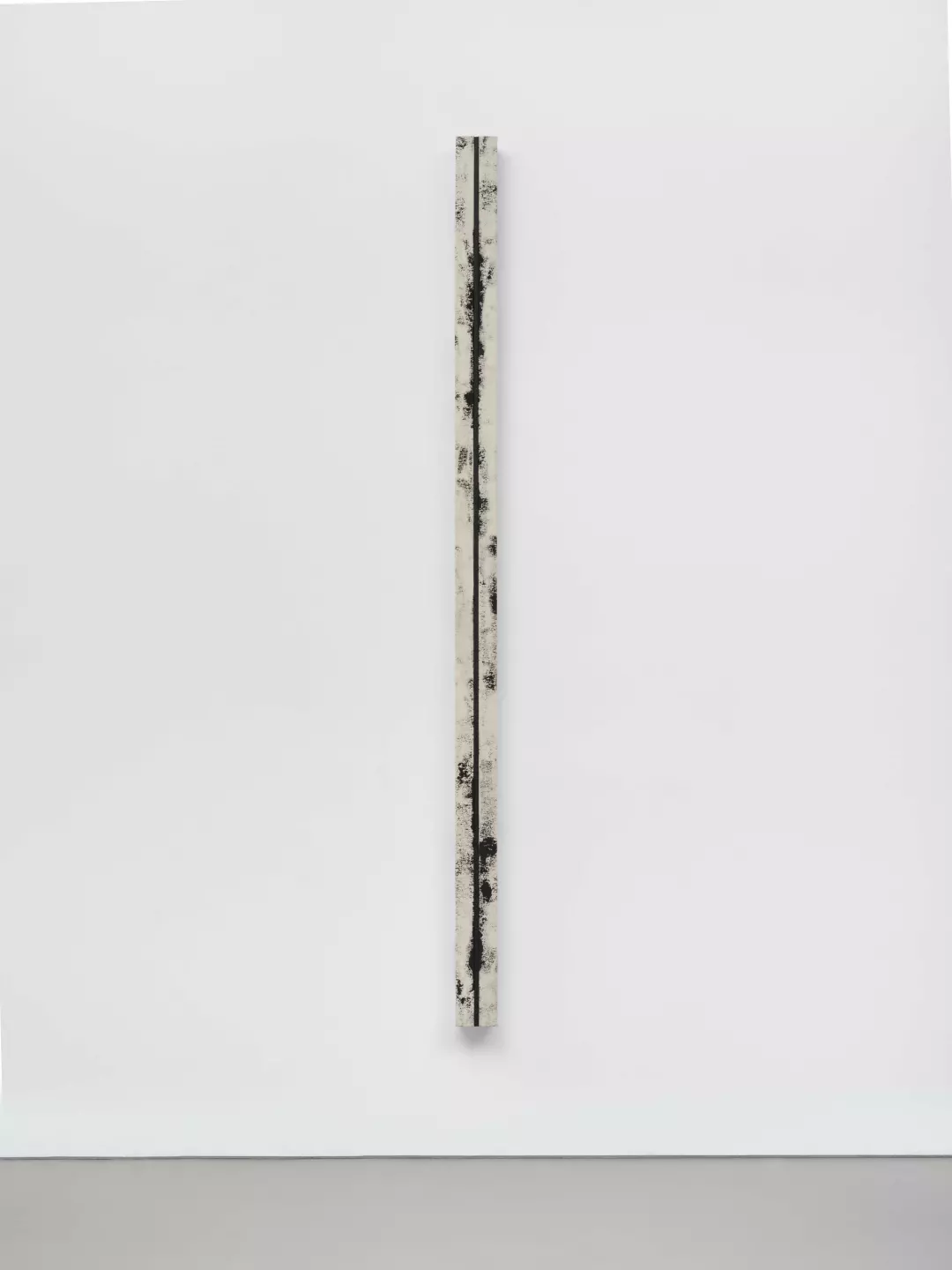 Laura Sachs, II 02110 L, 2025, oil and dust on canvas, 218 × 10.5 × 6.5 cm