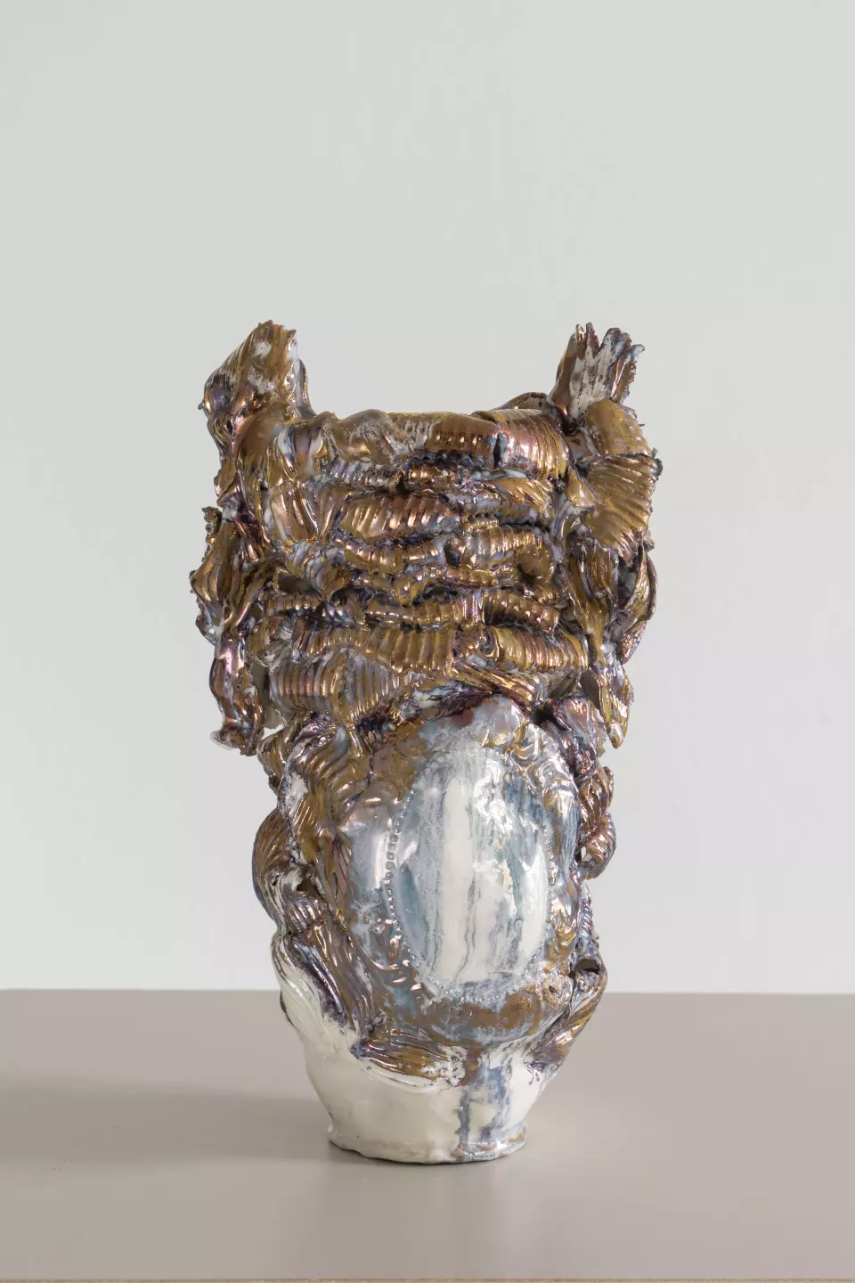 Sarah Pschorn, Barock 2 (Gold), 2024, porcelain, glaze, gold, lustre, 29 x 18 x 13 cm